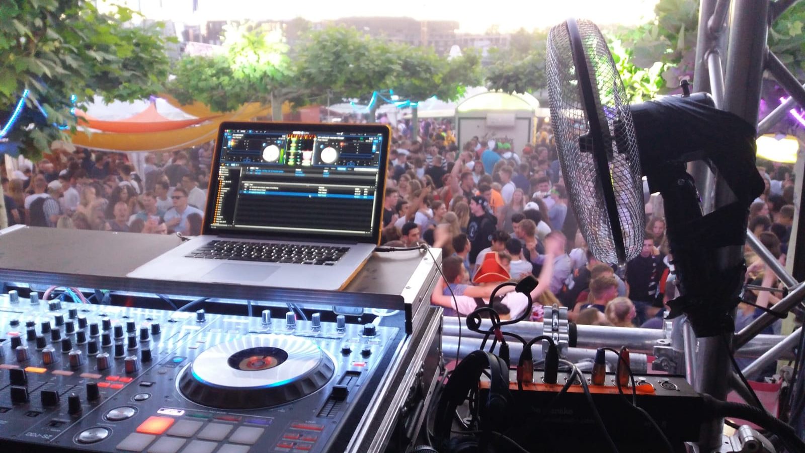 DJ Rob – Blick vom DJ-Pult auf die Tanzfläche
